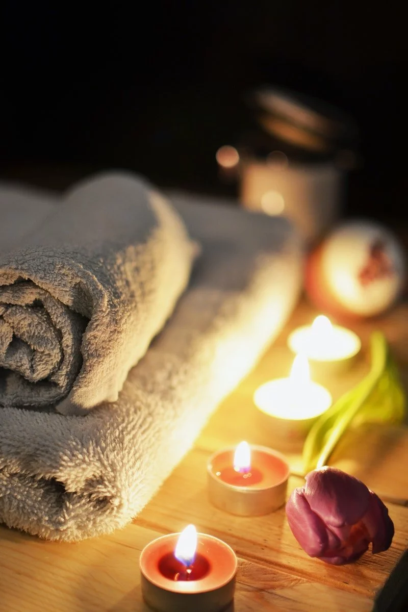 Kerzen und Wellness Handtücher