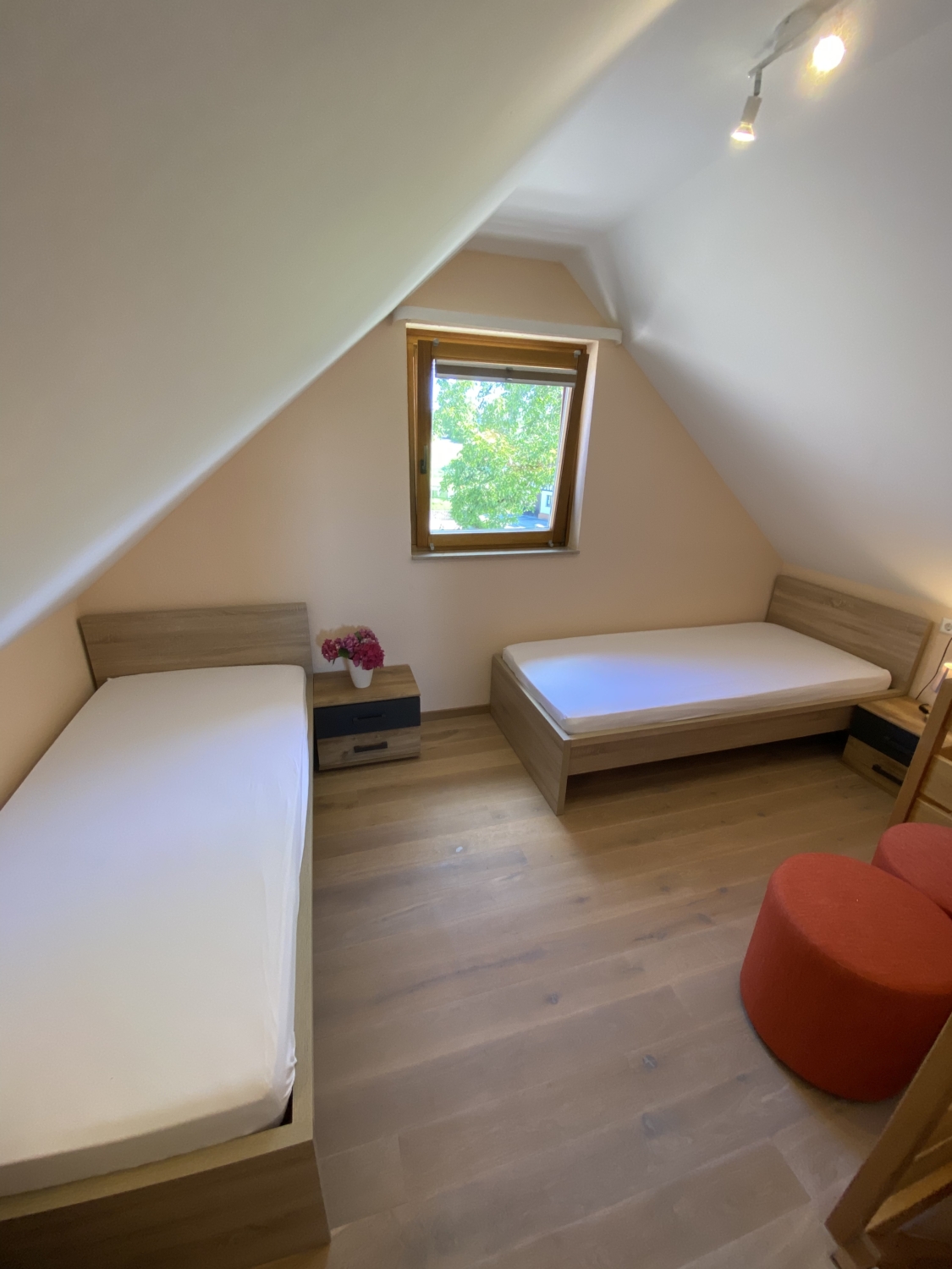 Schlafzimmer im Dachgeschoss, Zwei Einzelbetten