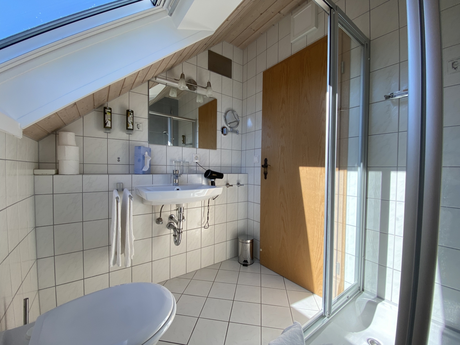 Ein Badezimmer mit Fenster eines Apartments