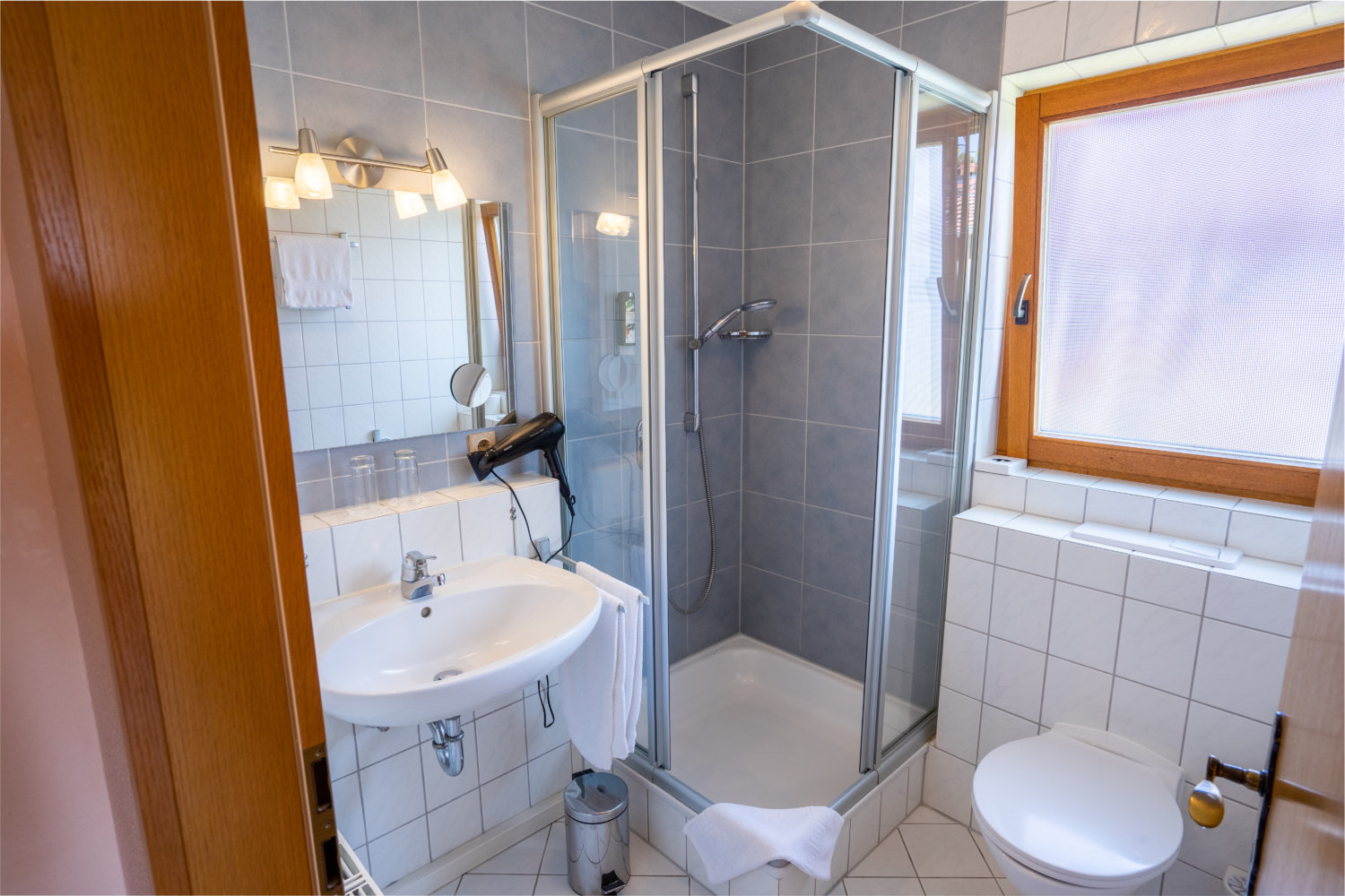 Ein Badezimmer mit Fenster eines Apartments